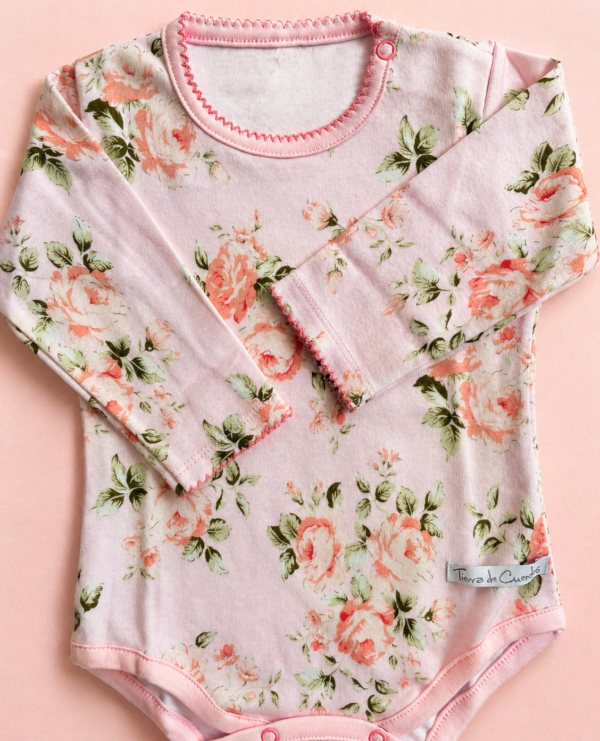 Body Tierra de Cuentos - Rosa con flores