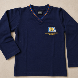 fa00b2d9-0fb3-46d5-8cd1-303d7b653d1d (1) Remera azul escote en V. Uniforme Escuela Argentina del oeste