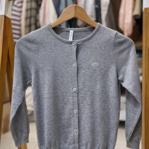 ChatGPT Image 17 abr 2026, 05_13_22 p.m. Cardigan gris claro