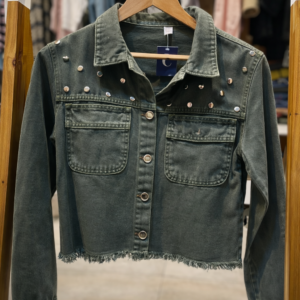 ChatGPT Image 17 abr 2026, 06_02_05 p.m. Campera denim verde con tachas