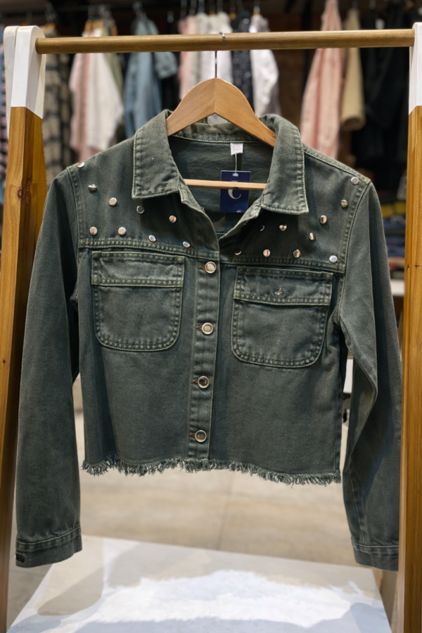 Campera denim verde con tachas