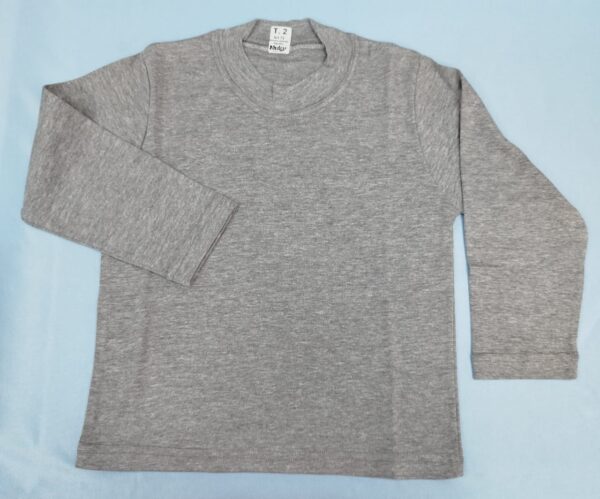 Remera manga larga gris colegial.