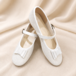Zapatos con brillo y moño blanco.