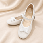 Zapatos con brillo y moño blanco.