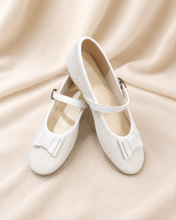 Zapatos con brillo y moño blanco.