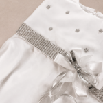 Vestido lazo con brillantes.