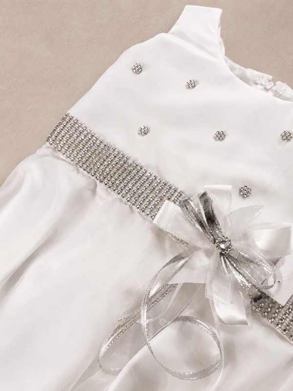 Vestido lazo con brillantes.