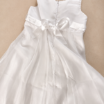 Vestido lazo con brillantes.