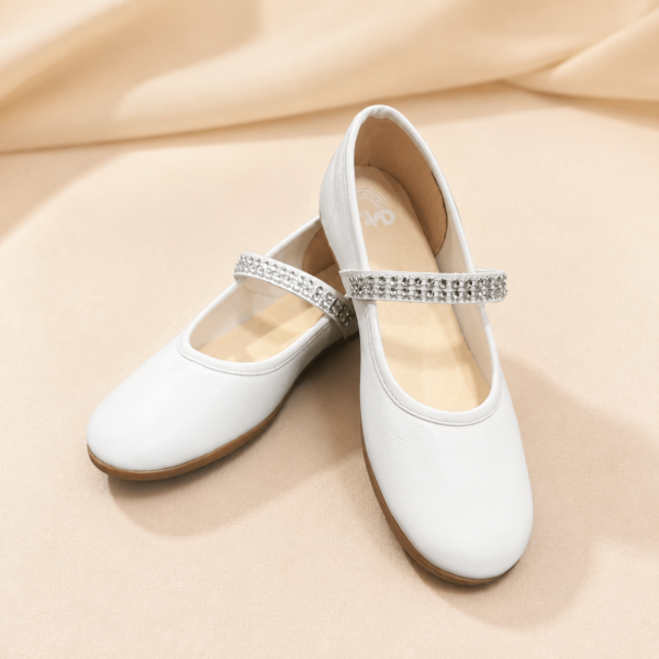 Zapatos blancos con moño.