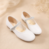 Zapatos blancos con moño.