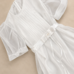 Vestido lazo con flor.