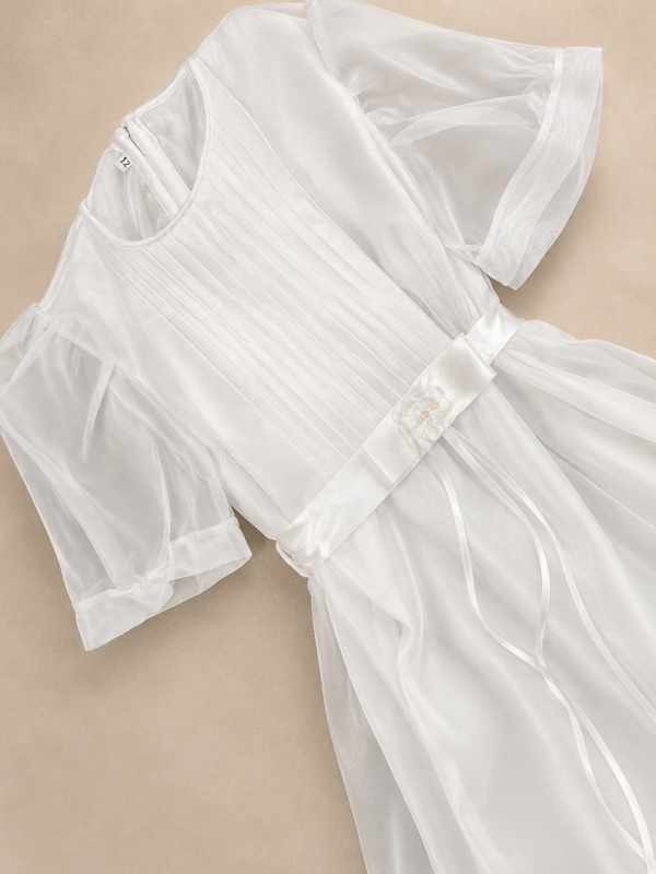 Vestido lazo con flor.