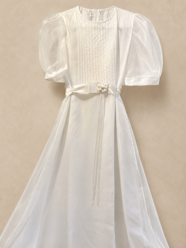 Vestido lazo con flor.