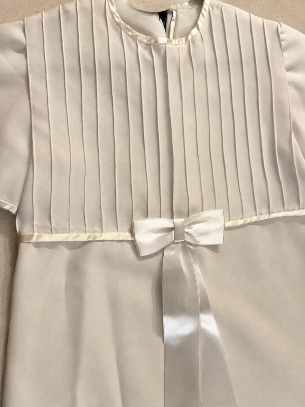 Vestido cintura con moño.