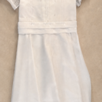 Vestido liso con perlas.