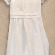 Vestido liso con perlas.