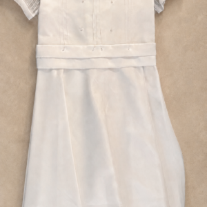 Vestido liso con perlas.