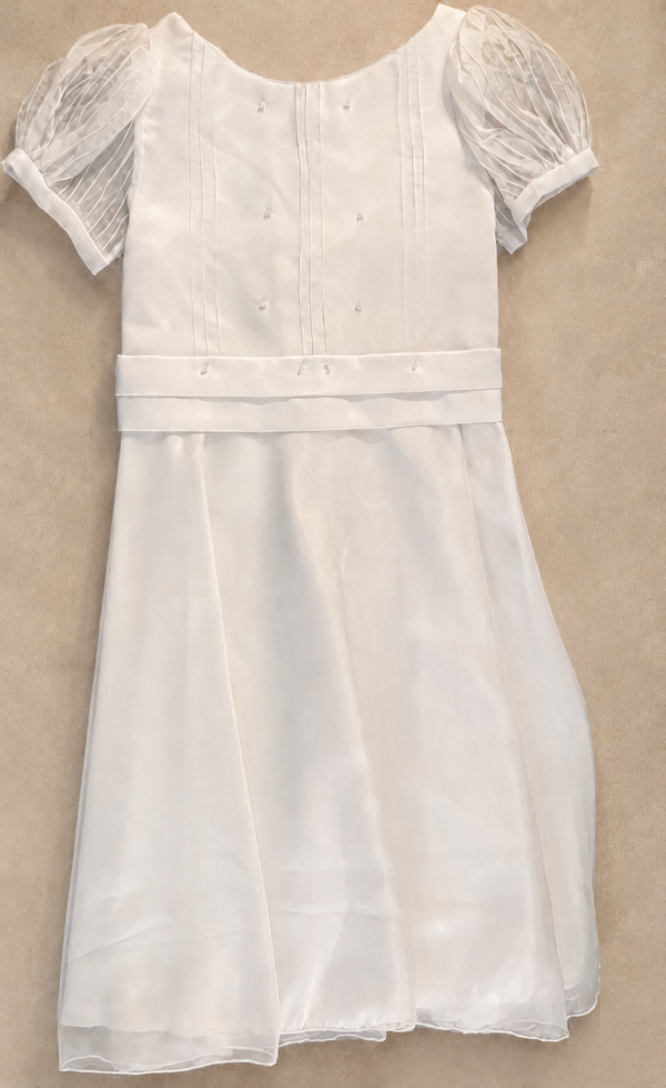 Vestido liso con perlas.