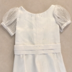 Vestido liso con perlas.
