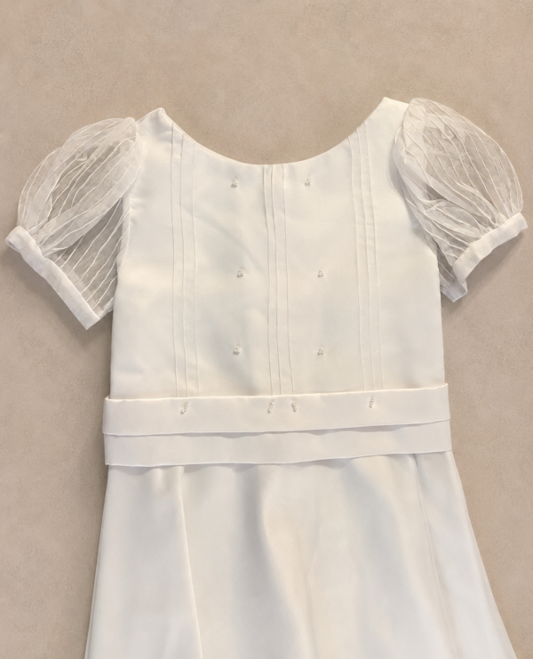 Vestido liso con perlas.