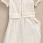 Vestido liso con perlas.
