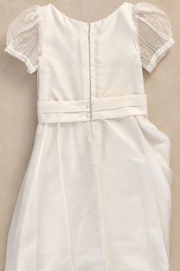 Vestido liso con perlas.