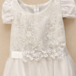 Vestido con encaje y arreglo de flores.