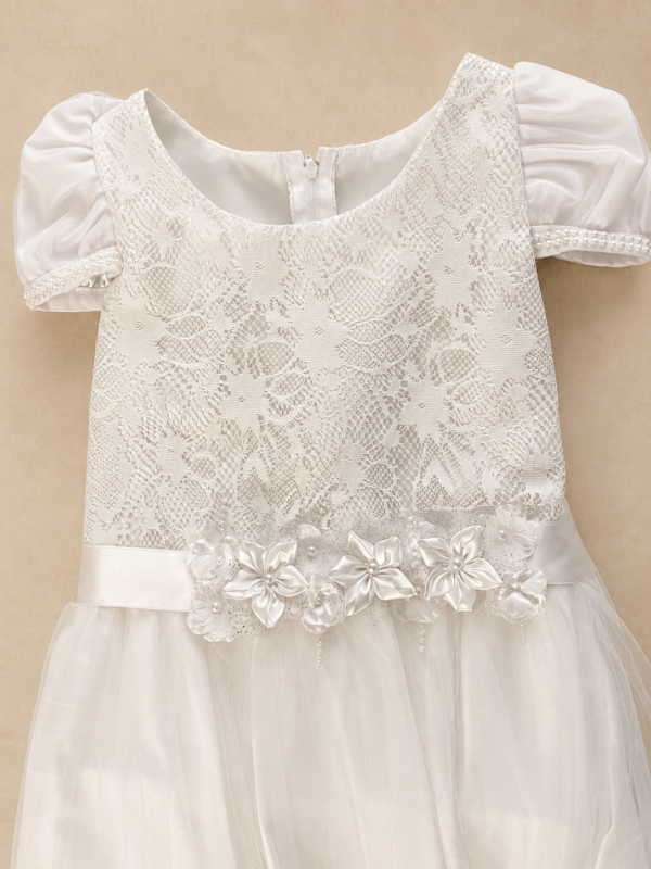 Vestido con encaje y arreglo de flores.