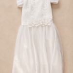 Vestido con encaje y arreglo de flores.