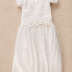 Vestido con encaje y arreglo de flores.