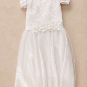 Vestido con encaje y arreglo de flores.