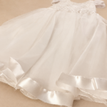 Vestido con encaje y arreglo de flores.