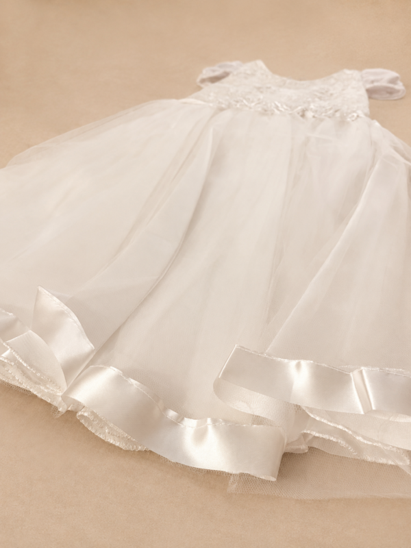 Vestido con encaje y arreglo de flores.