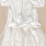 Vestido con encaje y arreglo de flores.