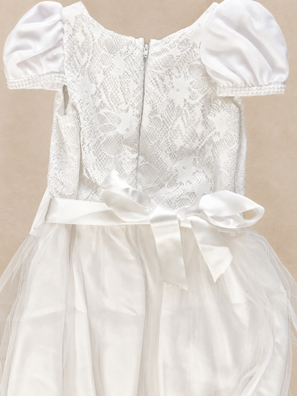 Vestido con encaje y arreglo de flores.