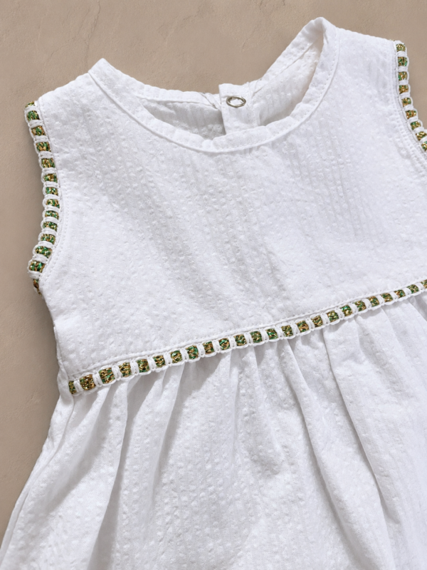 Vestido con puntilla bordada
