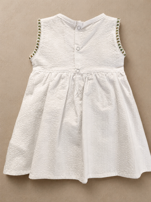 Vestido con puntilla bordada