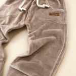 Jogger de plush avellana