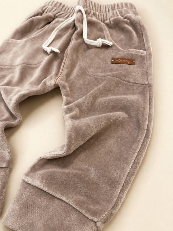 Jogger de plush avellana