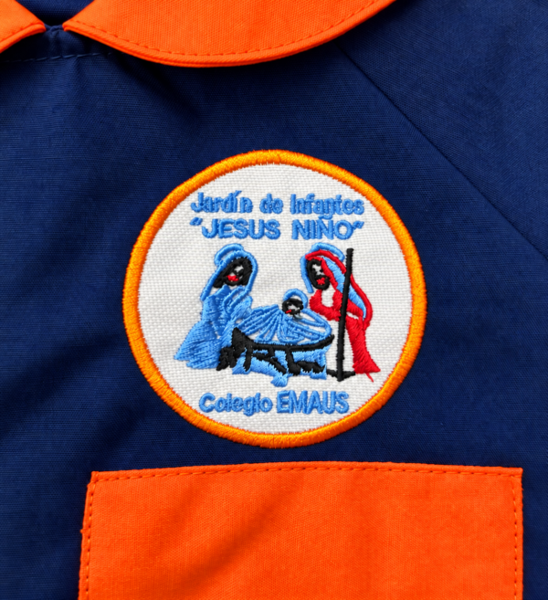 2e208d09-e87b-497c-b71a-0bae39a77117 Guardapolvo y bolsita - Uniforme Jardín Emaús - Sala naranja.